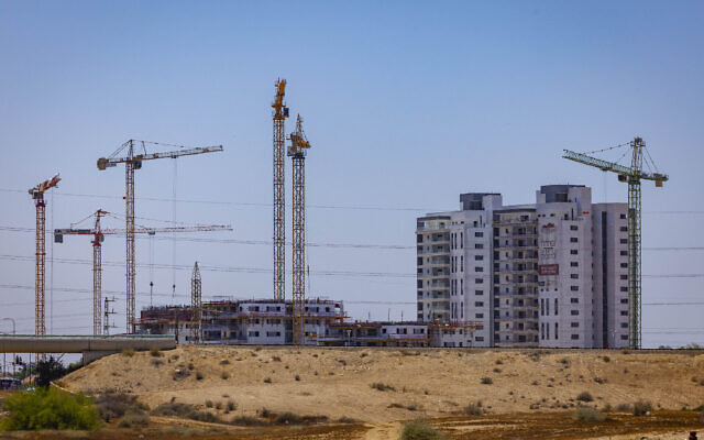 Un chantier de construction de nouveaux immeubles d'habitation dans la ville de Beer Sheva, dans le sud du pays, le 28 juillet 2022. (Crédit : Nati Shohat/Flash90)