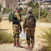 Illustration : Des soldats israéliens organisant un exercice simulant une infiltration de terroristes dans l'implantation d'Elazar en Cisjordanie, le 21 septembre 2022. (Crédit : Gershon Elinson/Flash90)