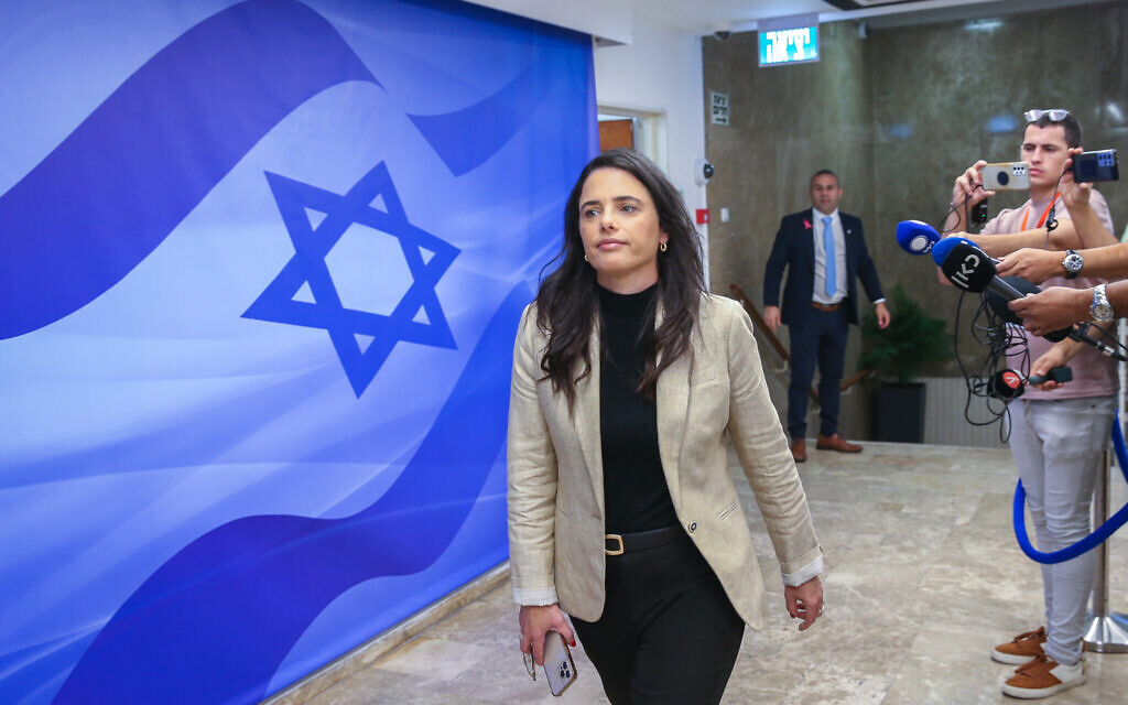 La ministre de l'Intérieur Ayelet Shaked arrivant pour une réunion du cabinet au bureau du Premier ministre, à Jérusalem, le 2 octobre 2022. (Crédit : Amit Shabi/Flash90/Pool)
