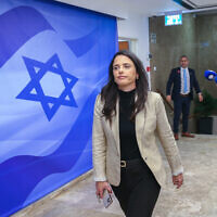 La ministre de l'Intérieur Ayelet Shaked arrive pour une réunion du cabinet au bureau du Premier ministre à Jérusalem, le 2 octobre 2022. (Crédit : Amit Shabi/Flash90/Pool)