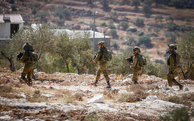 Les forces de sécurité israéliennes mènent une opération suite à des coups de feu dans le village de Salem, près de Naplouse, en Cisjordanie, le 2 octobre 2022. (Crédit : Nasser Ishtayeh/Flash90)