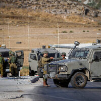 Les forces de sécurité israéliennes menant une opération de recherche suite à une attaque par balle dans le village cisjordanien de Salem, près de Naplouse, le 2 octobre 2022. (Crédit : Nasser Ishtayeh/Flash90)