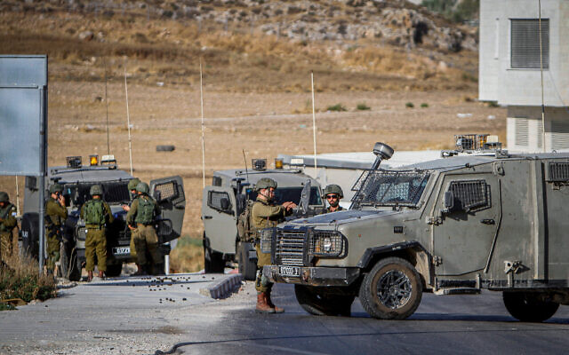 Les forces de sécurité israéliennes menant une opération de recherche suite à une attaque par balle dans le village cisjordanien de Salem, près de Naplouse, le 2 octobre 2022. (Crédit : Nasser Ishtayeh/Flash90)