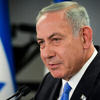 Le chef du parti du Likud et leader de l'opposition Benjamin Netanyahu parle aux médias à Tel Aviv, le 3 octobre 2022. (Crédit :Avshalom Sassoni/Flash90)