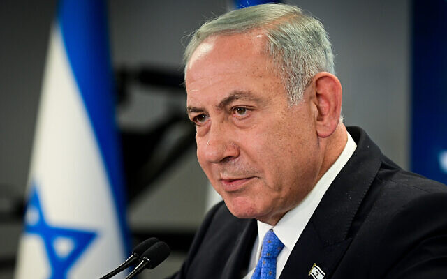 Le chef du Likud et leader de l'opposition Benjamin Netanyahu s'adressant aux médias à Tel Aviv, le 3 octobre 2022. (Crédit :Avshalom Sassoni/Flash90)