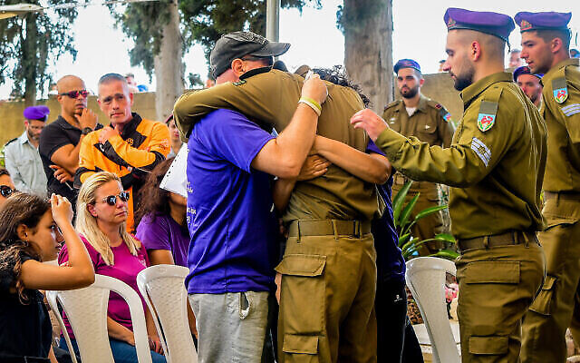 Des centaines de personnes ont assisté aux obsèques du sergent Ido Baruch, tué dans une fusillade en Cisjordanie hier, au cimetière militaire de Gedera, le 12 octobre 2022. (Crédit : Avshalom Sassoni/Flash90)