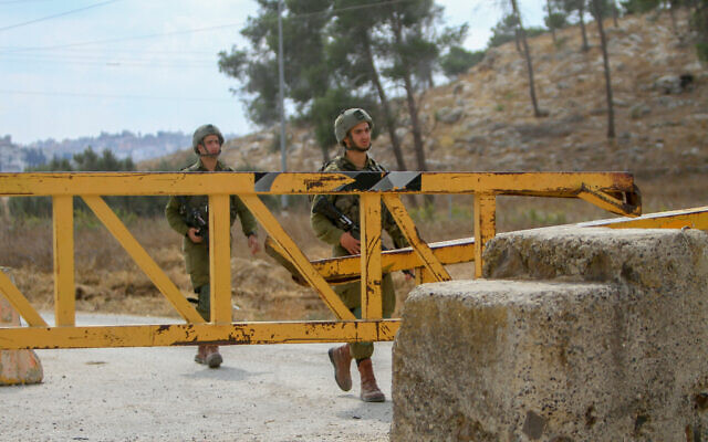 Des soldats israéliens bloquant l'entrée de la ville de Naplouse, en Cisjordanie, le 13 octobre 2022. (Crédit : Nasser Ishtayeh/Flash90)