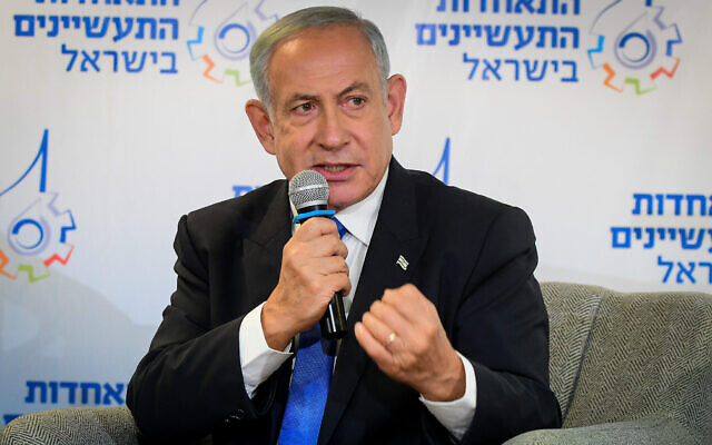 Le leader de l'opposition et chef du Likud, Benjamin Netanyahu, s'exprimant lors d'une conférence de l'Association des Fabricants d'Israël à Tel Aviv, le 19 octobre 2022. (Crédit : Avshalom Sassoni/Flash90)