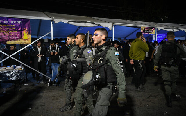 Des agents de la police des frontières israélienne montent la garde au Tombeau de Simon le Juste dans le quartier de Sheikh Jarrah à Jérusalem-Est, le 23 octobre 2022. (Crédit : Arie Leib Abrams/Flash90)