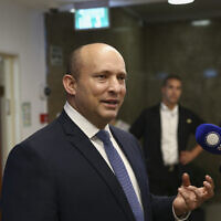 L'ancien Premier ministre Naftali Bennett arrivant à une réunion du cabinet au bureau du Premier ministre, à Jérusalem, le 23 octobre 2022. (Crédit : Alex Kolomoisky/Pool)