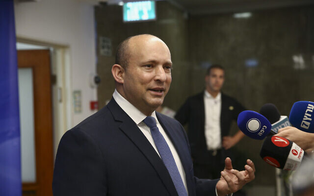 L'ancien Premier ministre Naftali Bennett arrivant à une réunion du cabinet au bureau du Premier ministre, à Jérusalem, le 23 octobre 2022. (Crédit : Alex Kolomoisky/Pool)