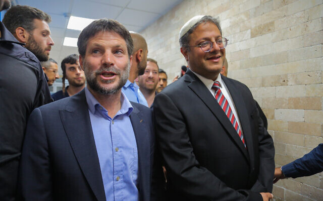 Le député Itamar Ben Gvir, à droite, et le député Bezalel Smotrich, à gauche, lors d'un événement de campagne électorale à Sderot, le 26 octobre 2022. (Crédit : Flash90)