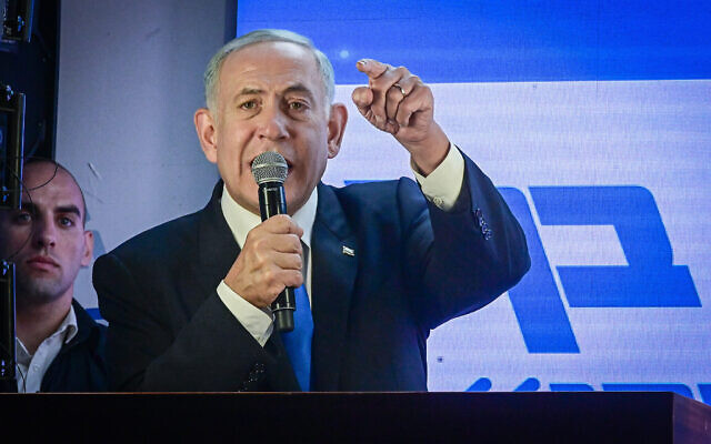 Le leader du Likud, Benjamin Netanyahu, lors d'un événement de campagne à Or Yehuda, le 30 octobre 2022. (Crédit : Avshalom Sassoni/Flash90)