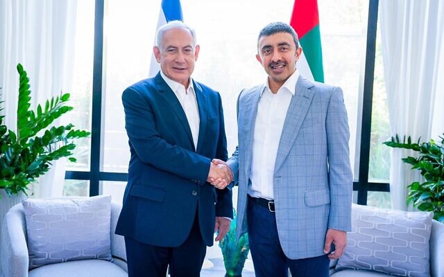 Le leader de l'opposition Benjamin Netanyahu rencontre le ministre des Affaires étrangères des EAU Abdullah bin Zayed à Tel Aviv, le 16 septembre 2022. (Capture d'écran : Benjamin Netanyahu/Twitter)