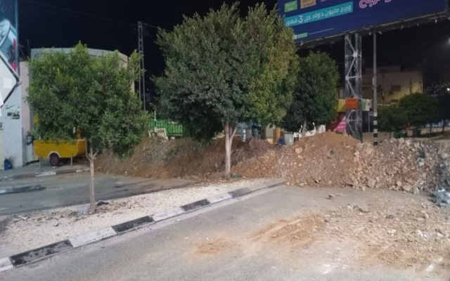 Une route fermée par l'armée israélienne  près de la ville de Naplouse, au nord de la Cisjordanie, le 12 octobre 2022. (Crédit : Réseaux sociaux, utilisés conformément à l’article 27a de la Loi sur les droits d’auteur)