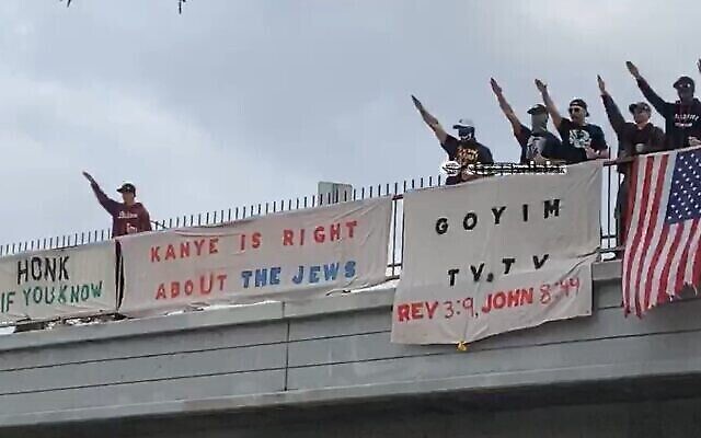 Des antisémites devant une banderole sur l’autoroute de Los Angeles déclarant « Kanye a raison au sujet des Juifs » (Oren Segal, via Twitter / utilisé conformément à l’article 27a de la loi sur les droits d’auteur)