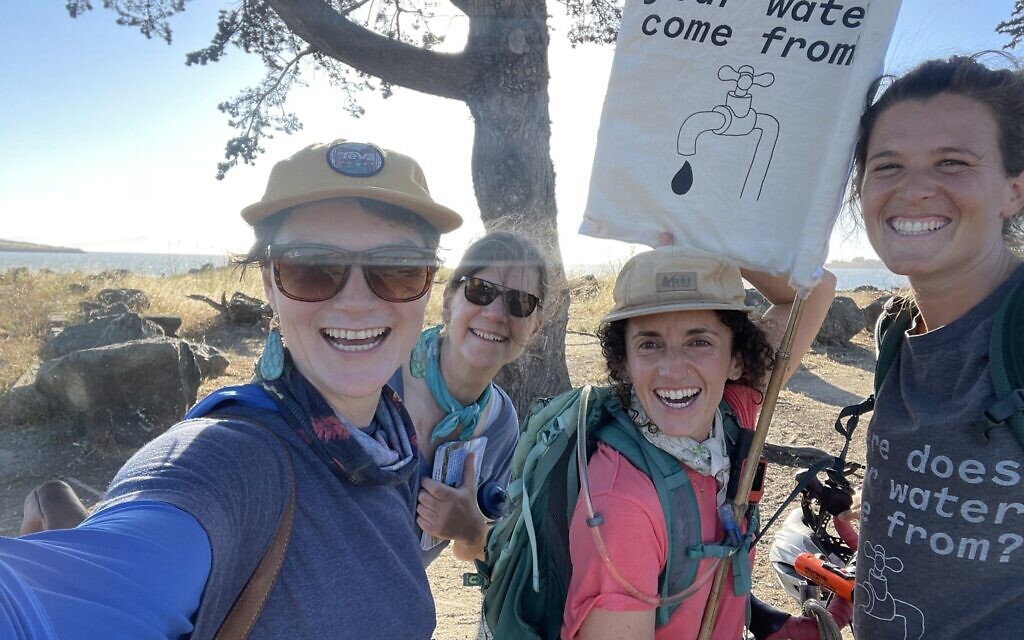  Nina Gordon-Kirsch et ses amis terminant le premier jour de sa randonnée, à Berkeley, en Californie, le 28 juin 2022. (Crédit : Theresa Martin)