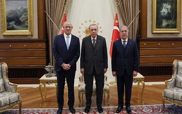 Le ministre de la Défense Benny Gantz (g) rencontre le président turc Recep Tayyip Erdogan (C) et le ministre turc de la Défense Hulusi Akar à Ankara le 27 octobre 2022 (Crédit : Bureau de presse turc)