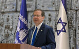 Le président Isaac Herzog annonçant les élargissements de la grâce présidentielle à l'approche du 75e anniversaire de l'indépendance d'Israël, à Jérusalem, le 2 octobre 2022. (Crédit : Kobi Gideon/GPO)