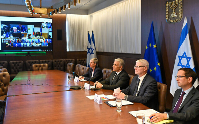 Le Premier ministre Yair Lapid participe à une rencontre du Conseil d'association UE-Israël via visioconférence depuis Jérusalem, le 3 octobre 2022. (Crédit : Kobi Gideon / GPO)