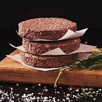 La galette de hamburger à base de plantes de MTE fabriquée avec sa propre protéine végétale texturée (TVP) pour une meilleure texture, plus proche de celle de la viande, selon l'entreprise. (Crédit : Meat. The End)