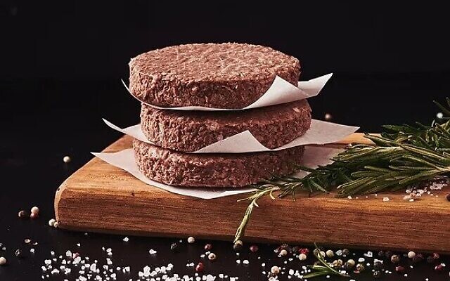 La galette de hamburger à base de plantes de MTE fabriquée avec sa propre protéine végétale texturée (TVP) pour une meilleure texture, plus proche de celle de la viande, selon l'entreprise. (Crédit : Meat. The End)