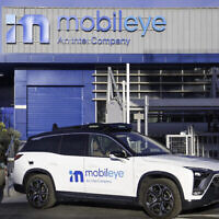 Véhicule de la flotte autonome Mobileye devant un atelier Mobileye en Israël. (Crédit :Mobileye, une société Intel)