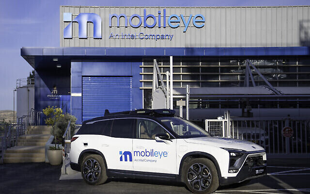 Véhicule de la flotte autonome Mobileye devant un atelier Mobileye en Israël. (Crédit :Mobileye, une société Intel)
