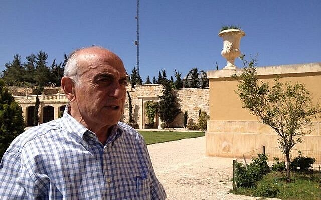 Munib Al-Masri à son domicile, Beit Falasteen, surplombant Naplouse, le 8 avril 2014. (Crédit : Suha Halifa/Times of Israel)
