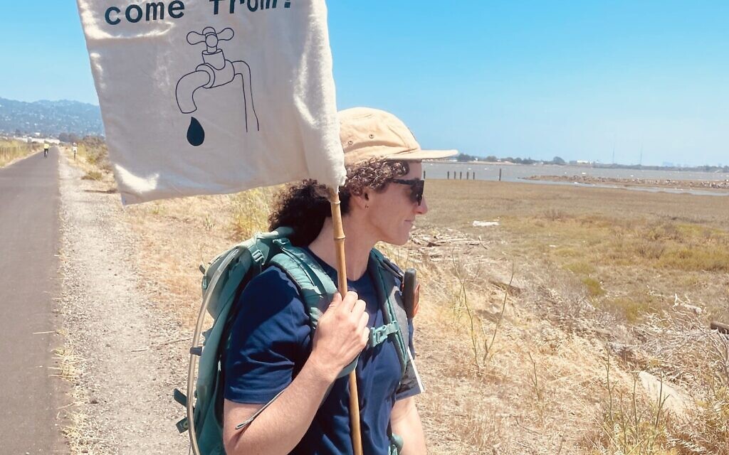  Nina Gordon-Kirsch avec son fidèle drapeau au troisième jour de sa randonnée, le 30 juin 2022, près d'Oakland, en Californie. (Crédit : Theresa Martin)