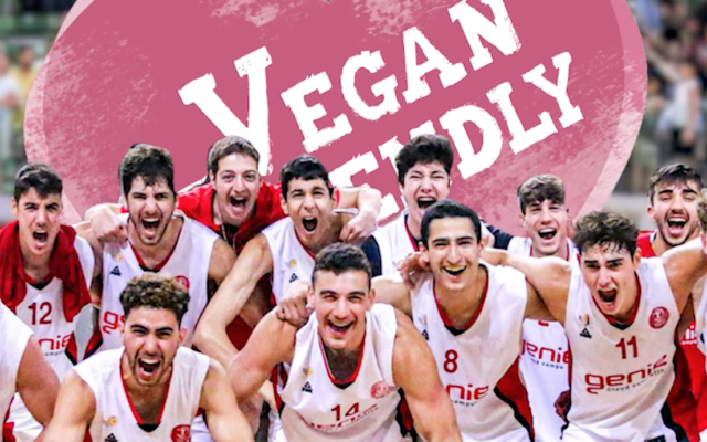 L'équipe de basket-ball Hapoel Tel Aviv est désormais connue sous le nom d'Hapoel Vegan Friendly Tel Aviv, l'organisation végétalienne étant le principal sponsor de l'équipe. (Crédit : Hapoel Tel Aviv)