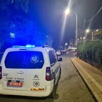 Une voiture de police là où un homme a été tué au couteau à Netanya, le 5 octobre 2022. (Crédit : Police israélienne)