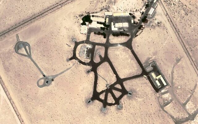 Deux lanceurs de missiles Barak 8 et un système radar Elta vus au sud d'Abu-Dhabi, aux Émirats arabes unis, sur une image satellite prise en septembre 2022. (Crédit : Google Earth)