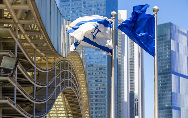 La ligne d'horizon du centre financier et des affaires de Tel Aviv avec ses centres commerciaux et ses bureaux high-tech. Illustration. Juin 2022 (Crédit : Elijah Lovkoff/iStock/Getty Images)