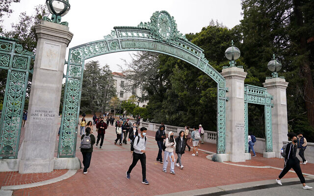 Des étudiants sur le campus de l'Université de Californie, Berkeley, le 29 mars 2022. (Crédit : Eric Risberg/AP)