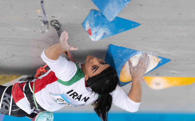 La grimpeuse iranienne Elnaz Rekabi participant aux Championnats asiatiques d'escalade de l'IFSC à Séoul, en Corée du Sud, le 16 octobre 2022. (Crédit : Rhea Khang/International Federation of Sport Climbing via AP)