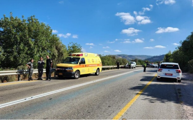 La scène d'une collision mortelle entre un motocycliste et un véhicule sur la route 3866 près de Beit Shemesh, le 10 octobre 2022. (Crédit : Magen David Adom)