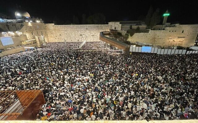 Des dizaines de milliers de personnes réunies au mur Occidental, dans la Vieille Ville de Jérusalem, pour le dernier office des "selichot" avant Yom Kippour, le 3 octobre 2022. (Crédit :  Western Wall Heritage Foundation)