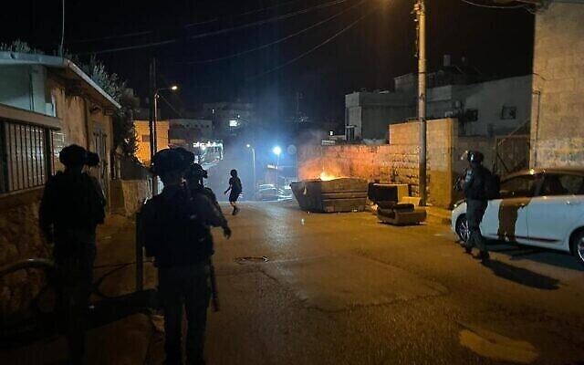 Des policiers tentent de réprimer les émeutes dans le quartier Issawiya de Jérusalem-Est, le 12 octobre 2022. (Crédit : Police israélienne)