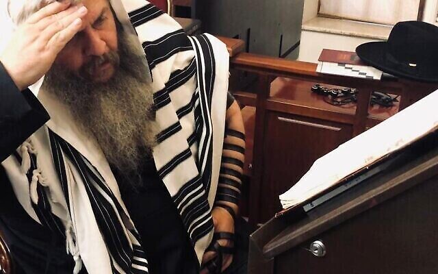 Le grand rabbin de la synagogue Brodsky de Kiev, le rabbin Moshe Azman, lors d'une prière, le 8 août 2022. (Crédit : Lazar Berman/The Times of Israel)