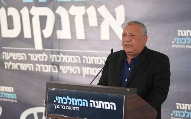 L'ancien chef d'État-major et candidat à la Knesset Gadi Eizenkot dévoile le plan de sécurité du parti HaMahane HaMamlahti pour améliorer la sécurité intérieure, le 18 octobre 2022. (Crédit : Elad Malka)