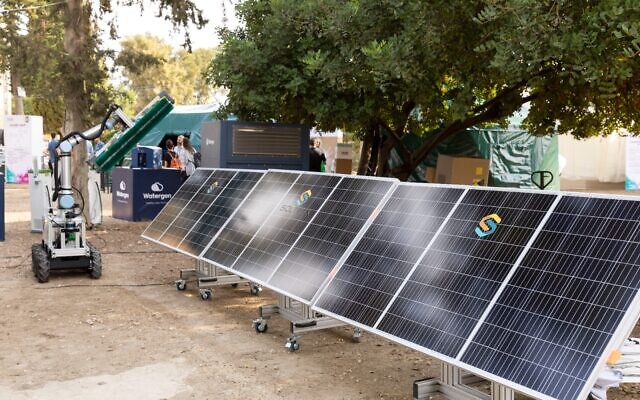 Une rangée de panneaux solaires exposée lors du premier Festival des solutions climatiques, un rassemblement de technologies climatiques honorant l'innovation israélienne, le 26 octobre 2022. (Crédit : Studio Thomas)