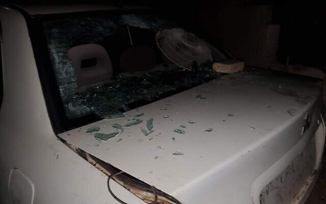 Des dégâts sur une voiture dans la ville de Turmus Ayya en Cisjordanie, vraisemblablement après une attaque d'Israéliens, le 31 octobre 2022. (Crédit : Yesh Din)
