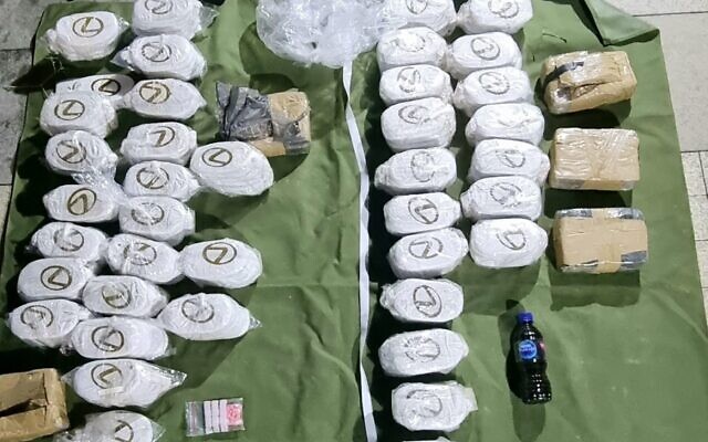 Des drogues et armes de poing saisies par les troupes israéliennes suite à une tentative de contrebande en provenance du Liban, le 23 octobre 2022. (Crédit : armée israélienne)