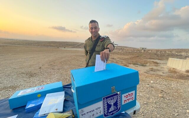 Un soldat de Tsahal votant pour les élections législatives d'Israël sur une base militaire dans le sud d'Israël, le 31 octobre 2022. (Crédit : Armée israélienne)