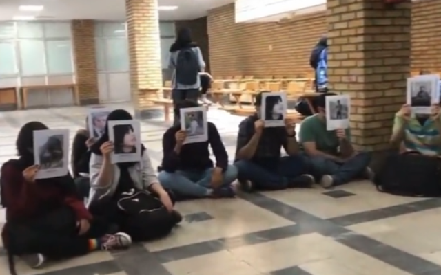 Des étudiants iraniens tiennent un sit-in de protestation à l'université de Téhéran, le 23 octobre 2022. (Capture d'écran/Twitter : utilisé conformément à la clause 27a de la loi sur le droit d'auteur)