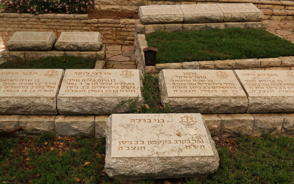  La pierre tombale de Benny Berele, au cimetière militaire de Kiryat Anavim. (Crédit : Shmuel Bar-Am)