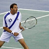 Jonathan Erlich pendant un match de la Coupe Davis entre Israël et la France à Rouen, en France, le 2 février 2013. (Crédit : AP/Remy de la Mauviniere)