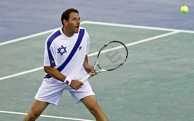 Jonathan Erlich pendant un match de la Coupe Davis entre Israël et la France à Rouen, en France, le 2 février 2013. (Crédit : AP/Remy de la Mauviniere)