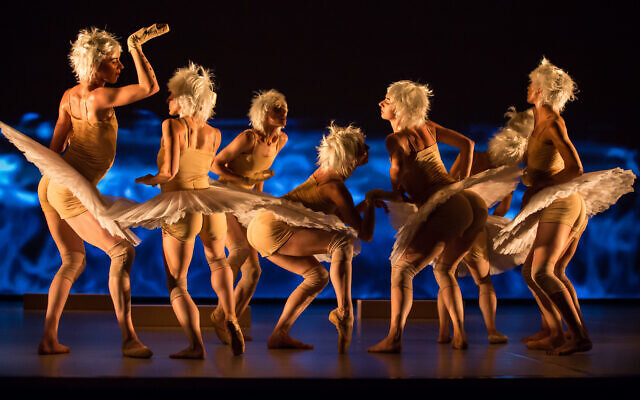 "Les Lacs des cygnes" présenté par Gauthier Dance à l'Opéra de Tel Aviv du 20 au 22 octobre 2022. (Crédit : Gauthier Dance)